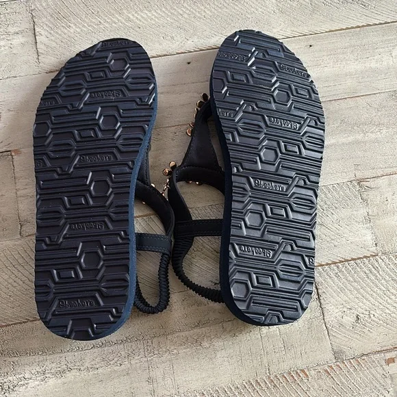 Skechers Women's Size 9 Cali Meditation Happy Daisies Sandals
-size 9
-NWOT - Picture 2 of 3